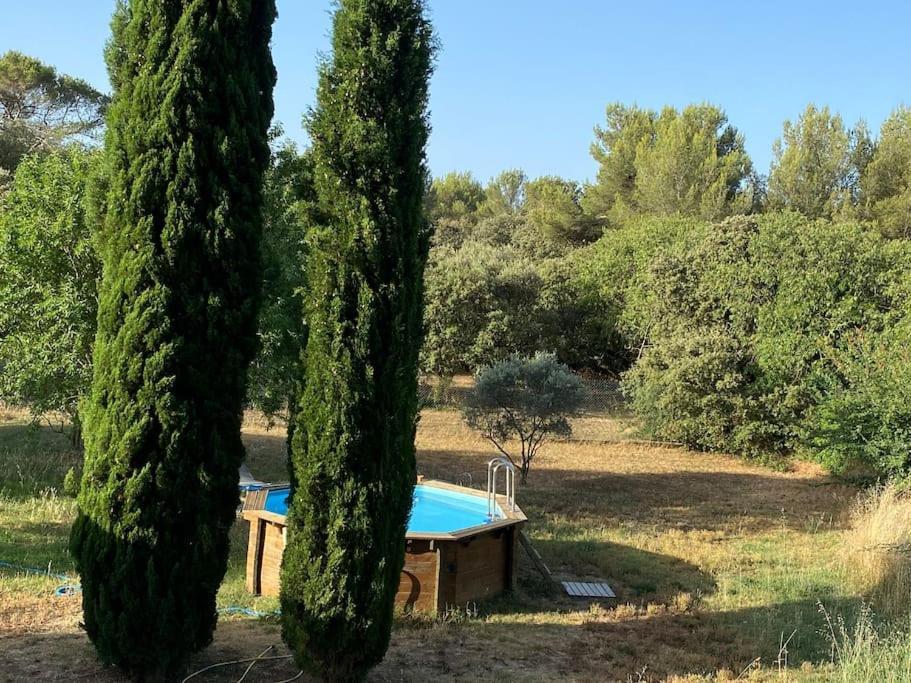Maison dans la pinède Rognes Esterno foto