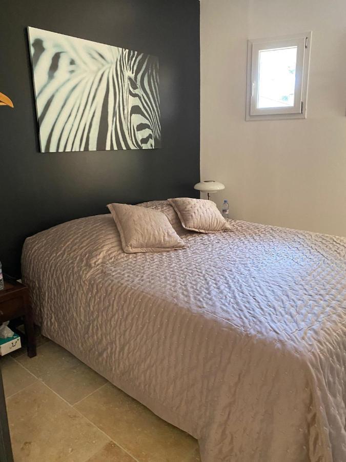 Maison dans la pinède Rognes Esterno foto