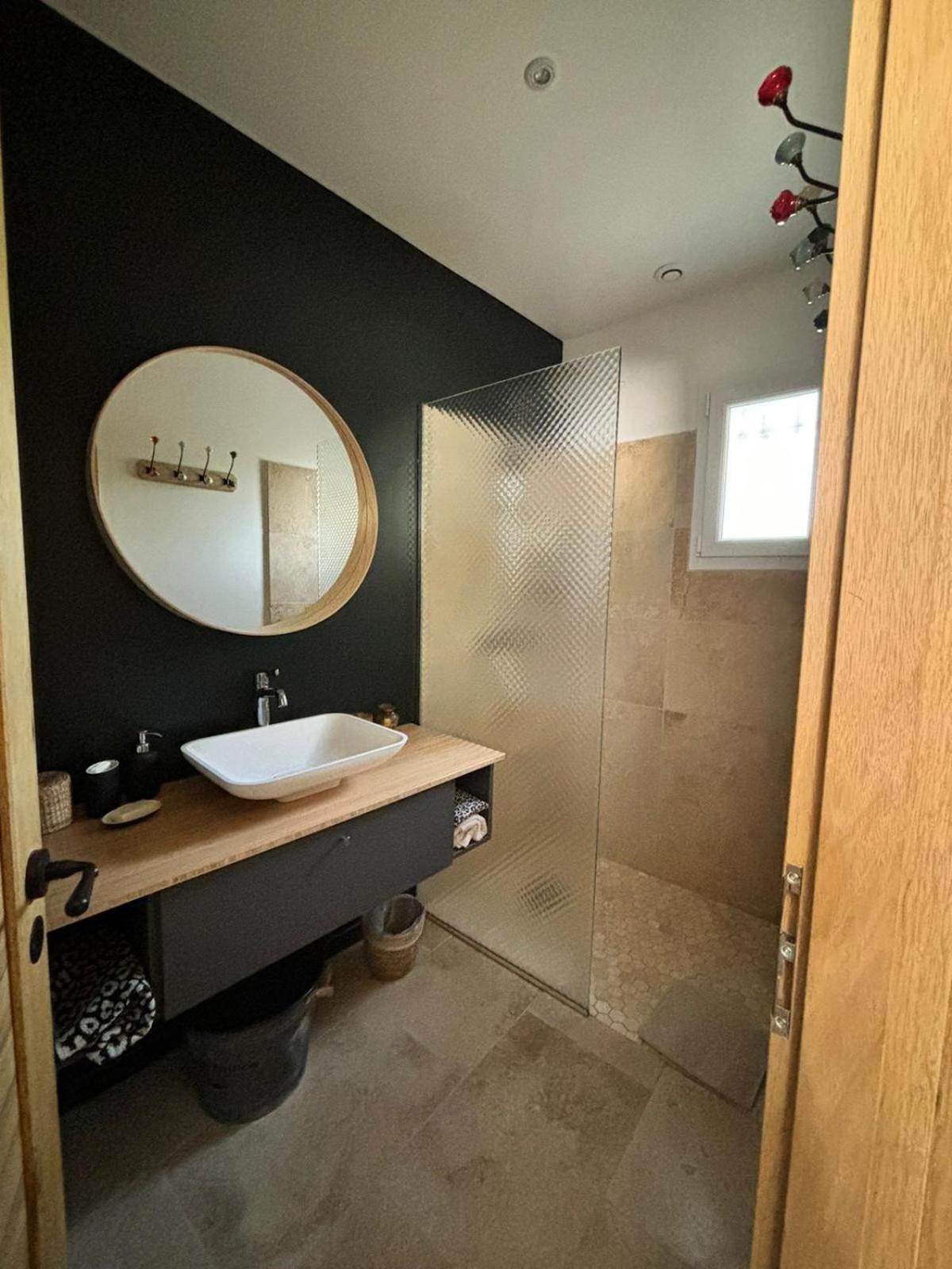 Maison dans la pinède Rognes Esterno foto